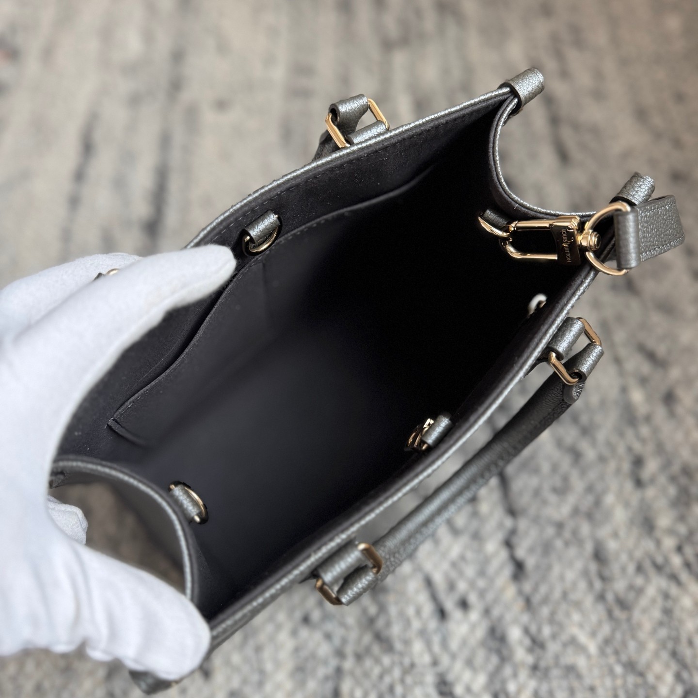 M12886 Onthego小號Tote包 鐵灰_5