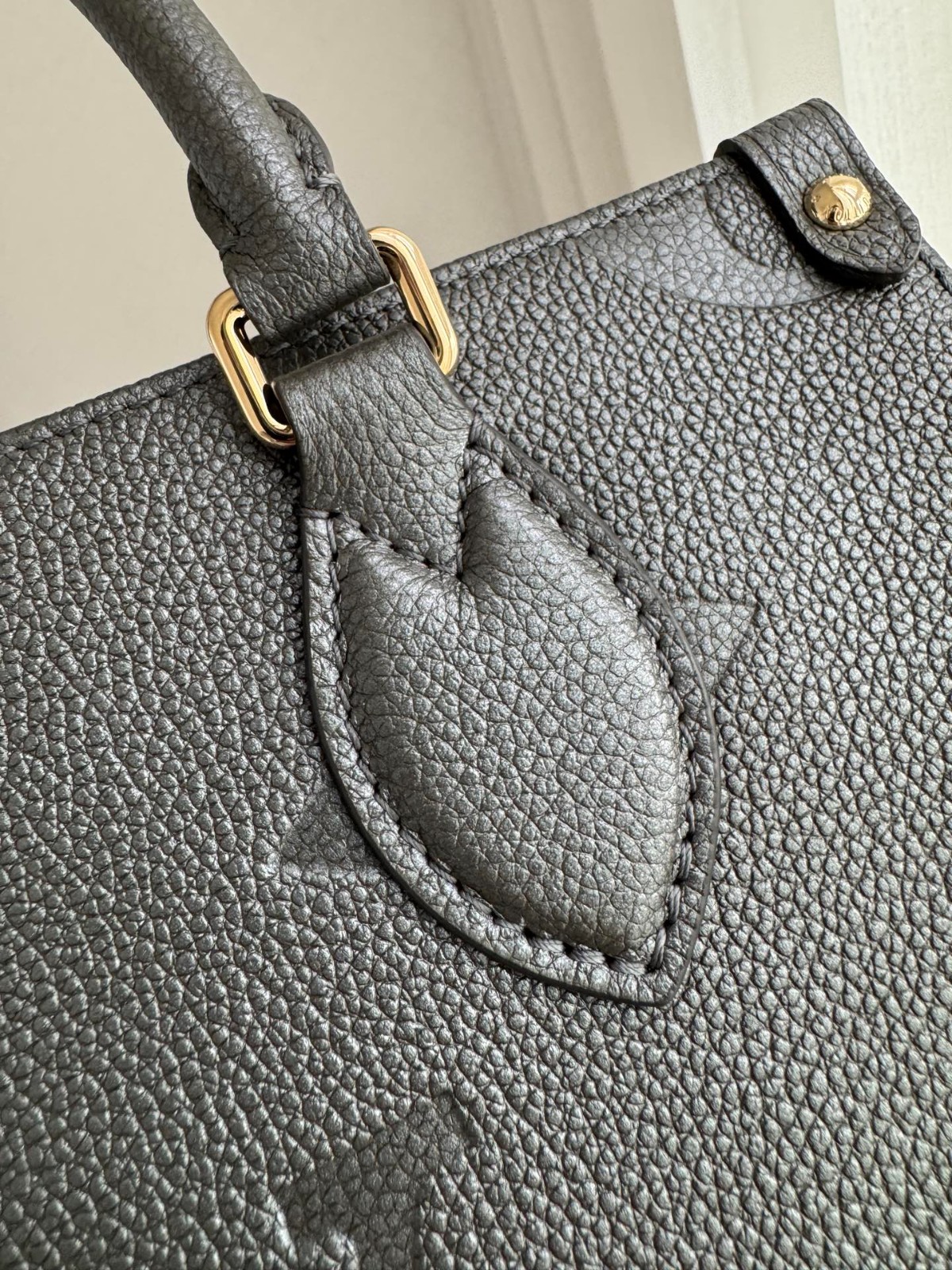 M12886 Onthego小號Tote包 鐵灰_9