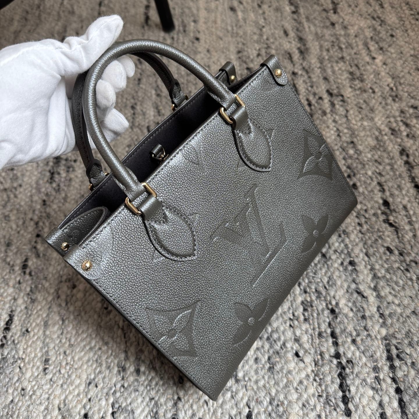 M12886 Onthego小號Tote包 鐵灰_2