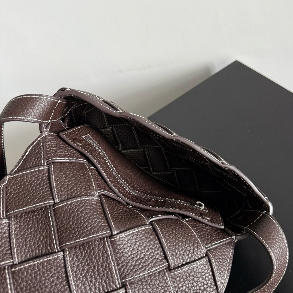 795637 Diago男士斜挎包 縫線黑棕_11