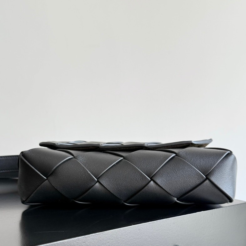 795637 Diago男士斜挎包 平紋黑色（蛇頭五金）_4