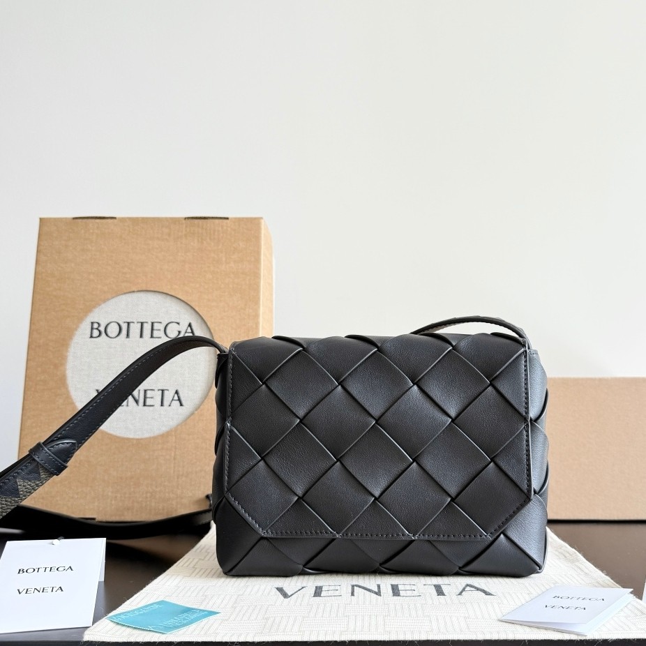 795637 Diago男士斜挎包 平紋黑色（蛇頭五金）