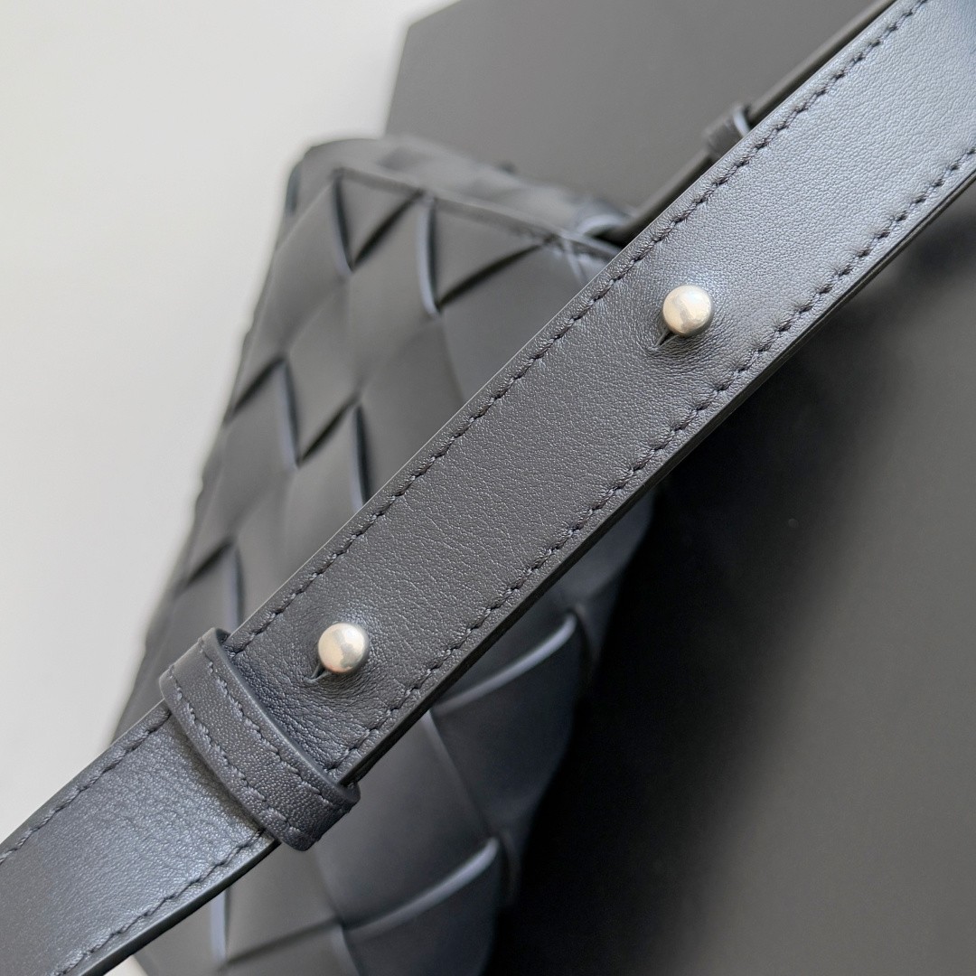 795637 Diago男士斜挎包 黑色平紋_7