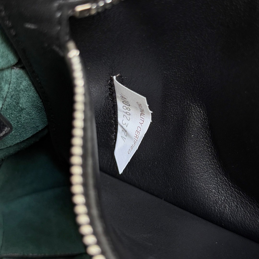 795637 Diago男士斜挎包 黑色平紋_10