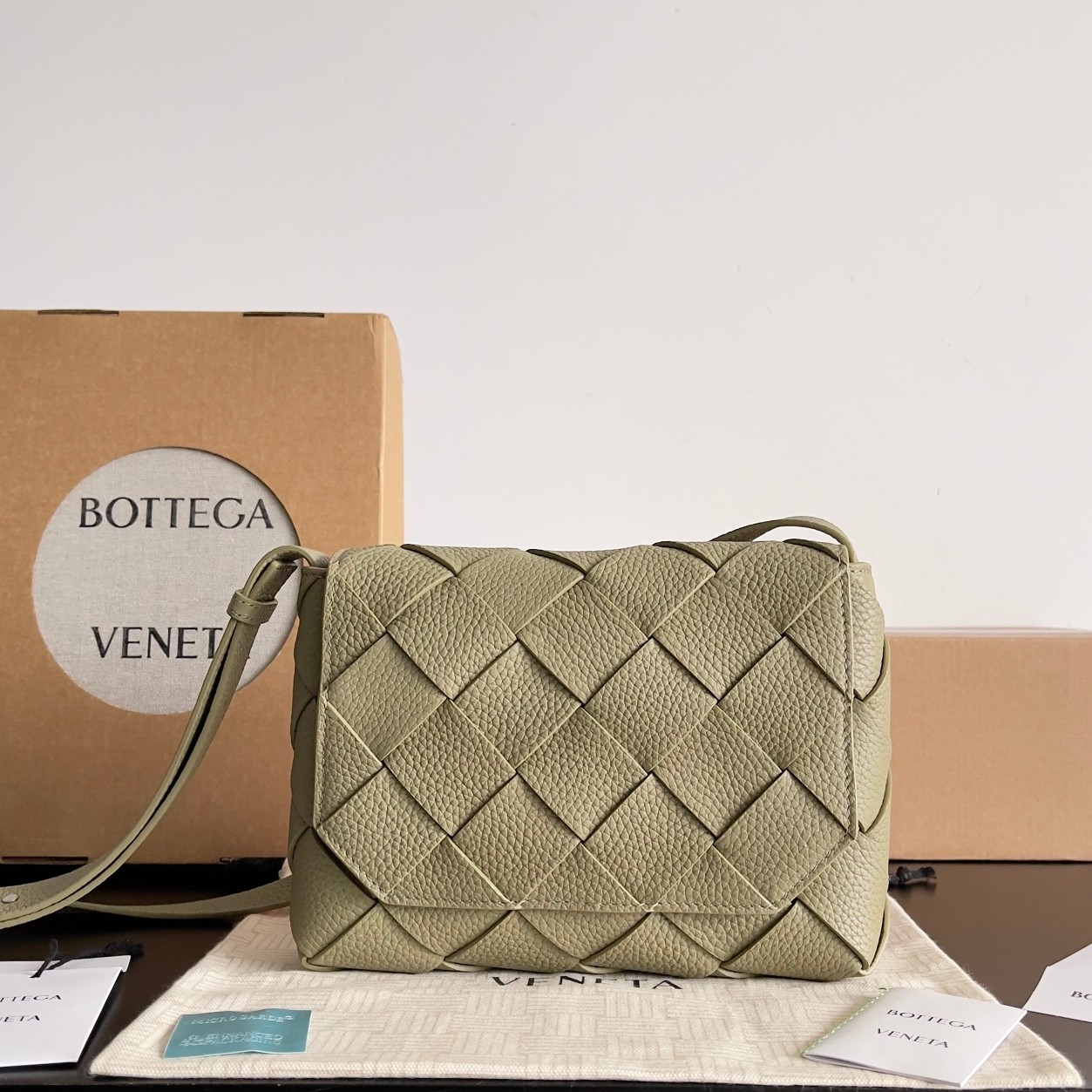 795637 Diago男士斜挎包 洞石綠