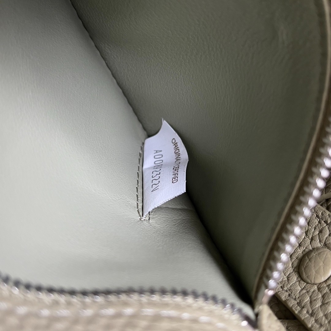 795637 Diago男士斜挎包 洞石綠_10