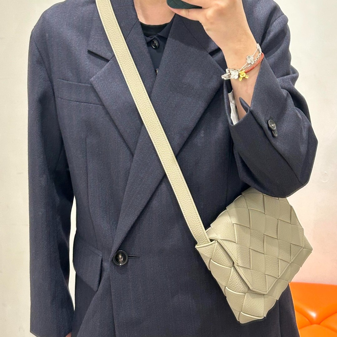 795637 Diago男士斜挎包 洞石綠_2