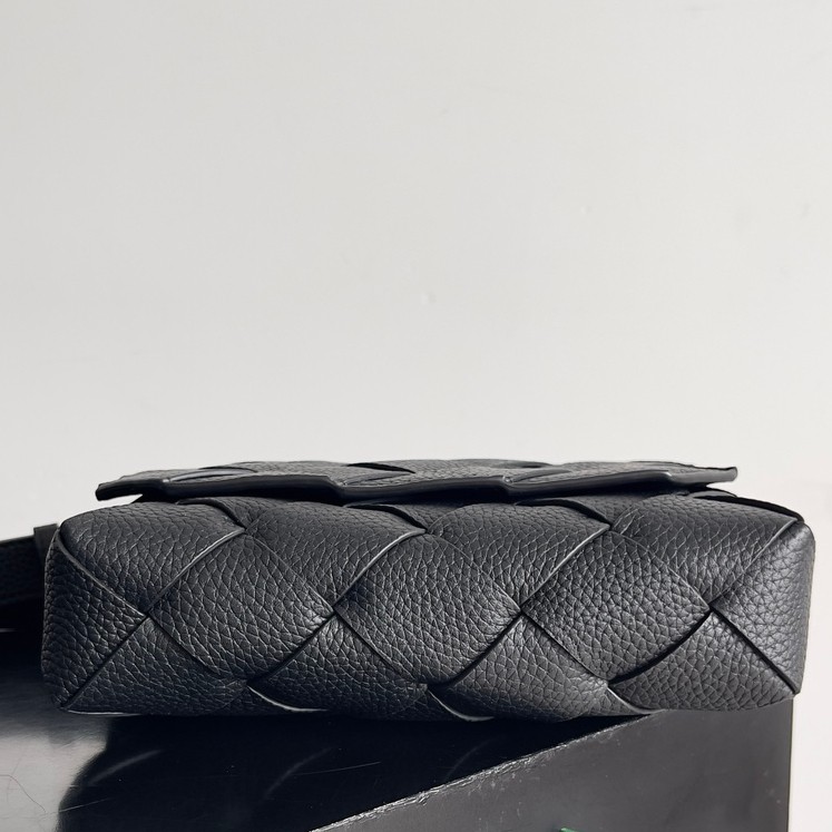 795637 Diago男士斜挎包 粒面黑色_6