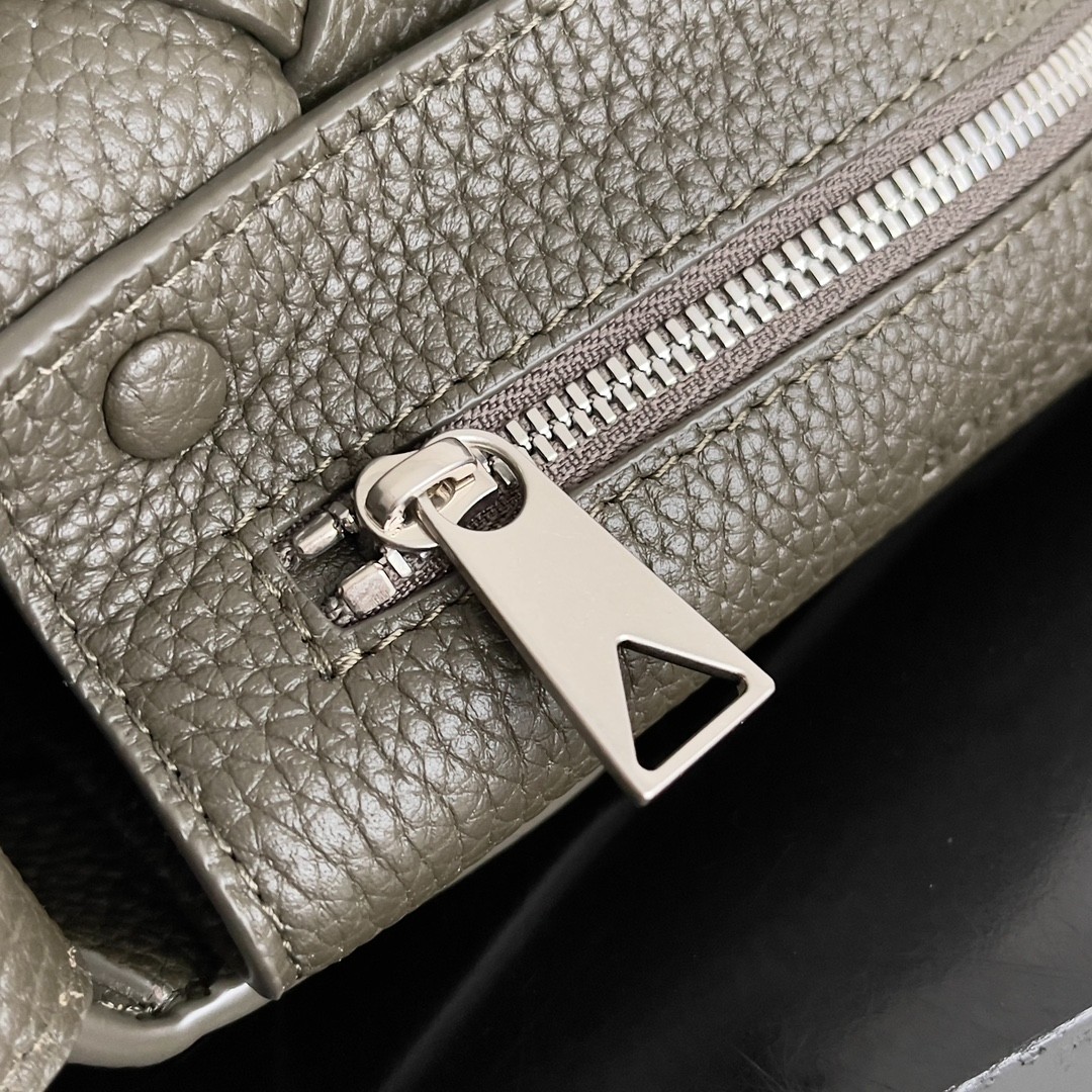 795637 Diago男士斜挎包 深卡其色_10