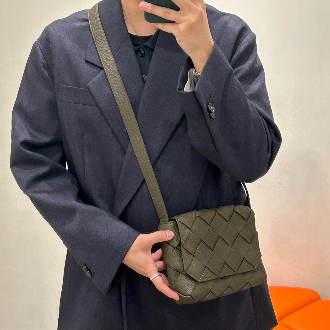 795637 Diago男士斜挎包 深卡其色_2