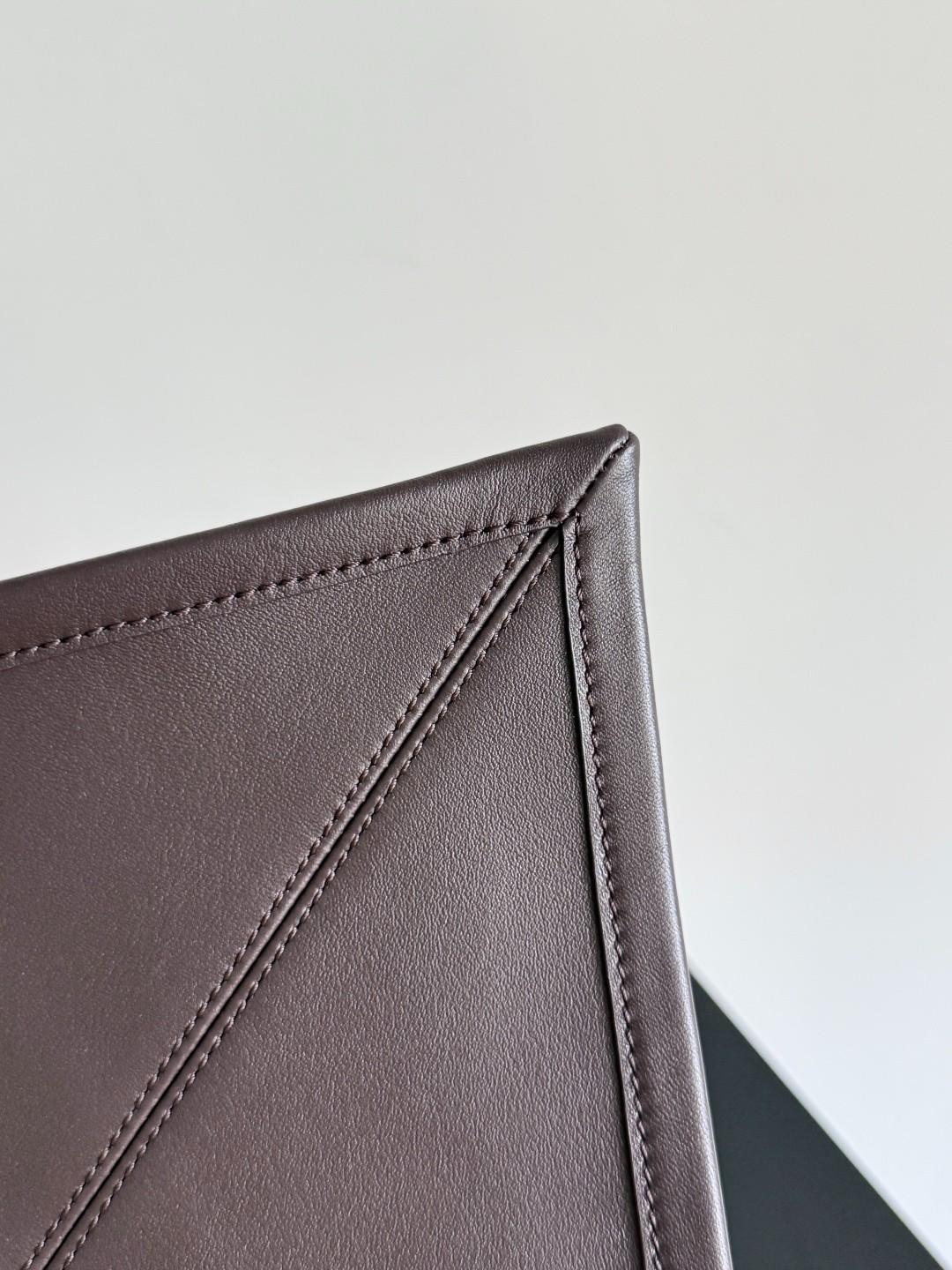 815807 Sawyer 小號牛皮款  巧克力棕色_9