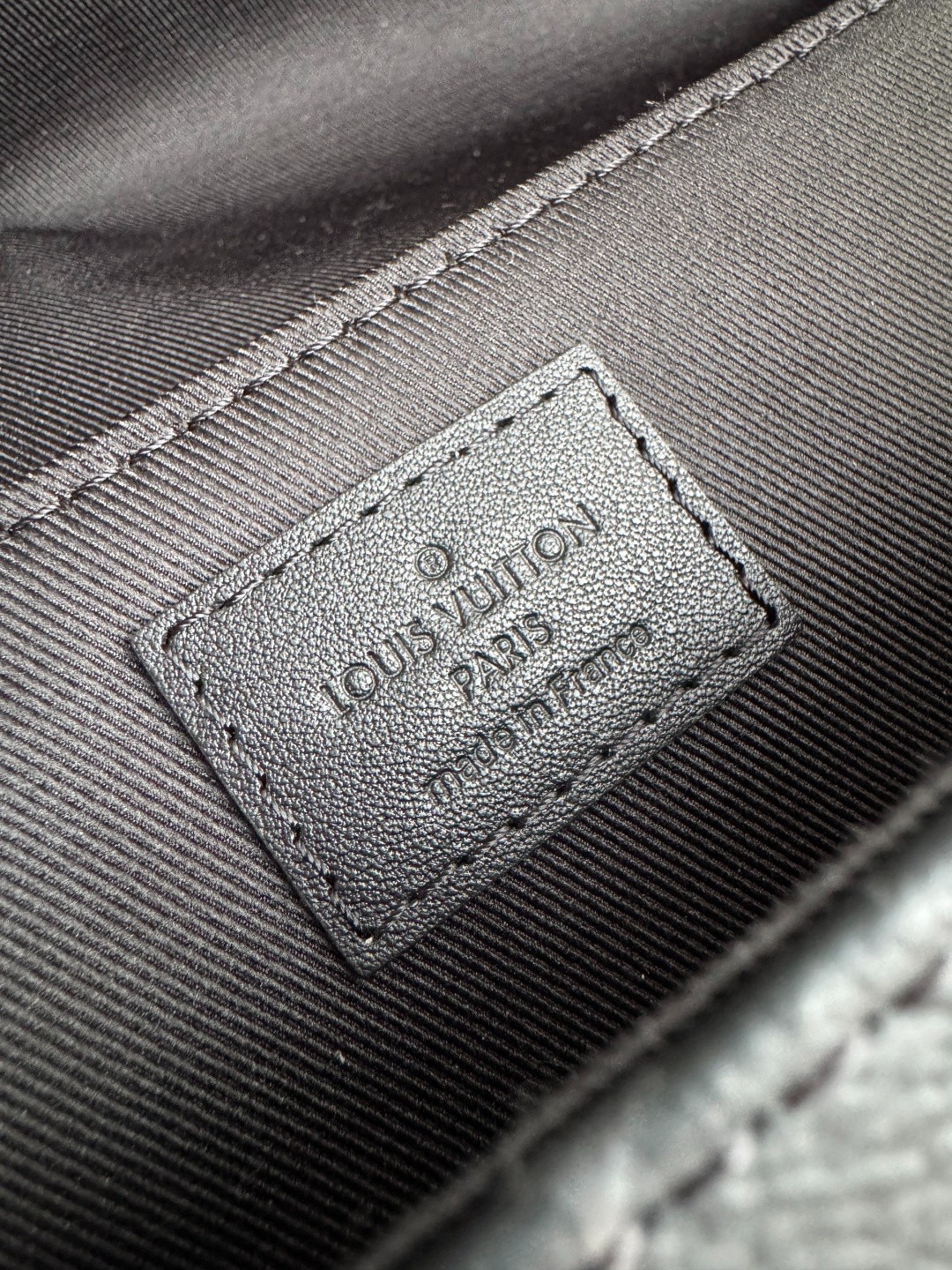 Voyager 小號郵差包 M12517_14