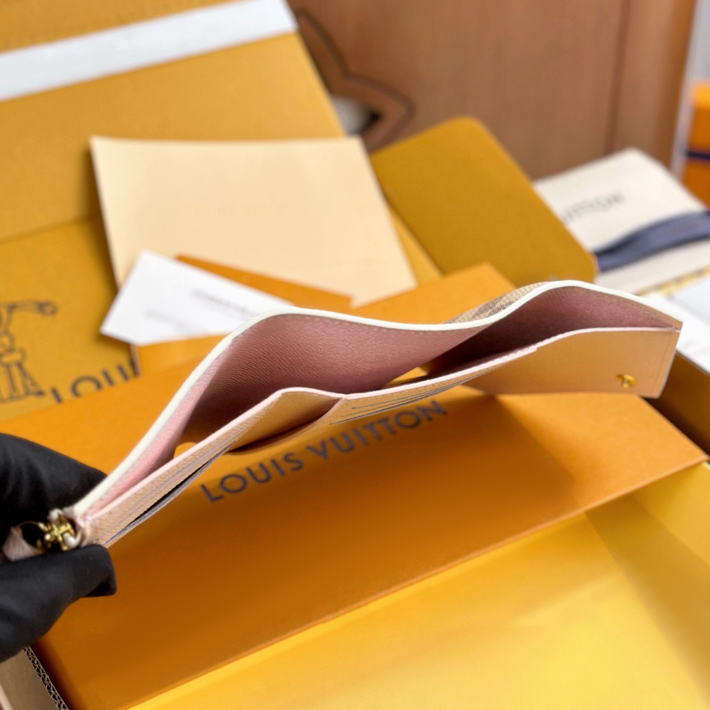 N64022 Victorine 短夾白格_4