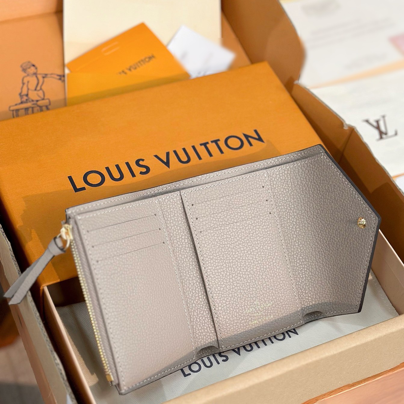 M13466 Victorine短夾Brume_2