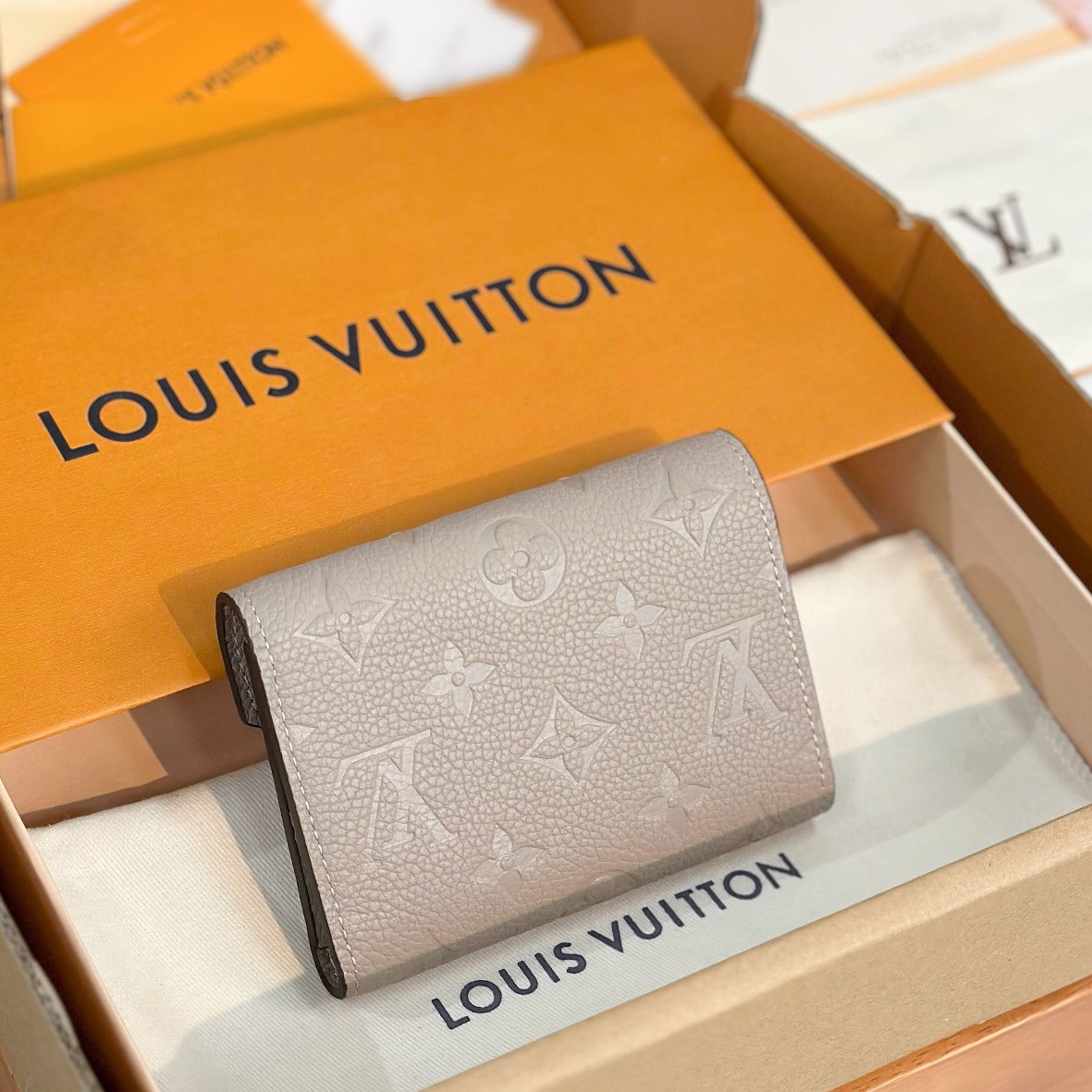 M13466 Victorine短夾Brume_4