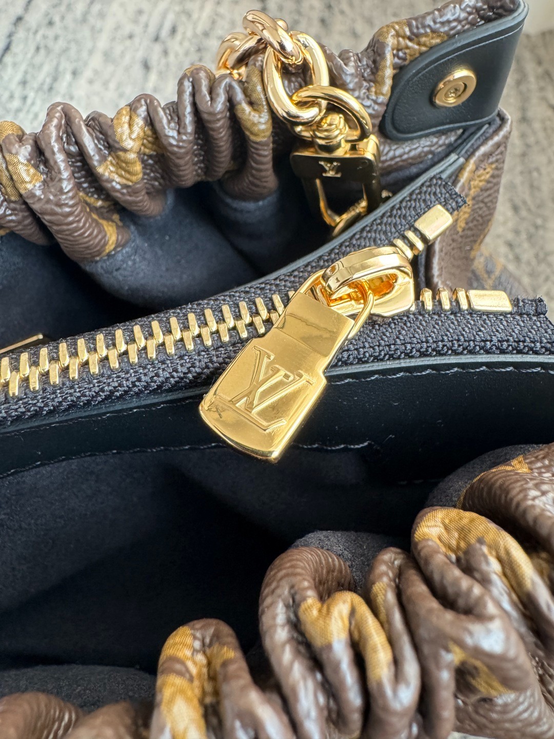 M27819 Pochette Sling小號雲朵包_8