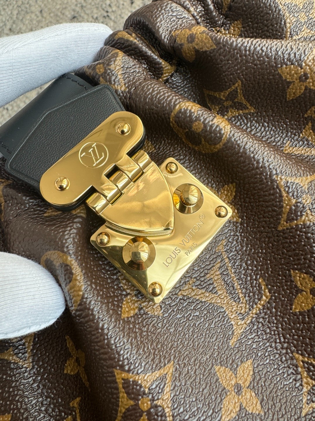 M27819 Pochette Sling小號雲朵包_15