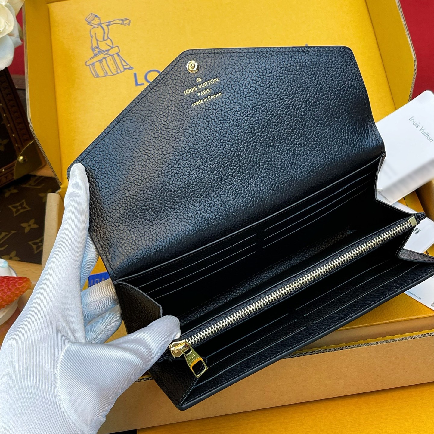 M82257 Sarah信封長夾黑色_4