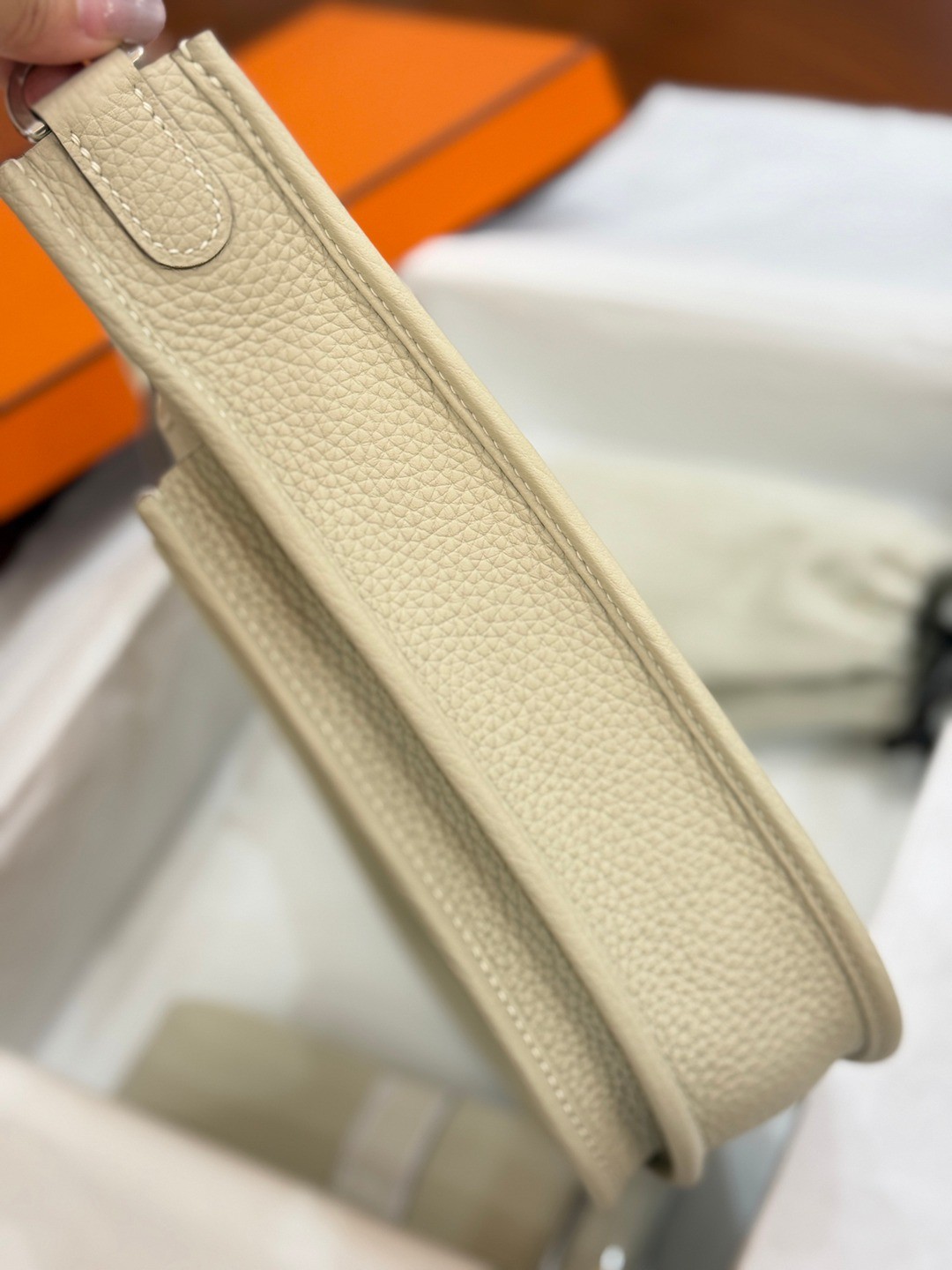 Evelyne 23 TC皮斜背包奶昔白_5