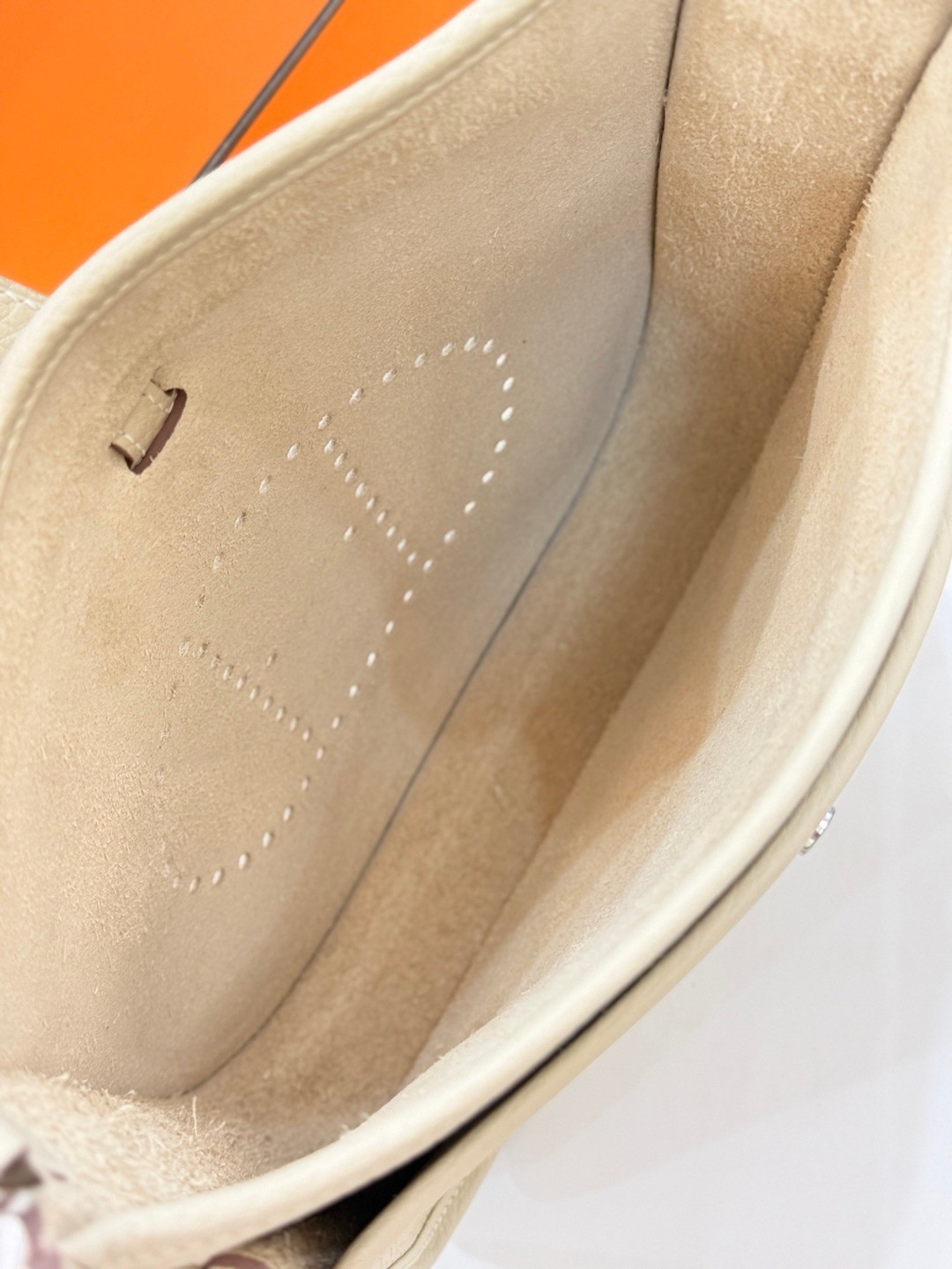 Evelyne 23 TC皮斜背包奶昔白_4