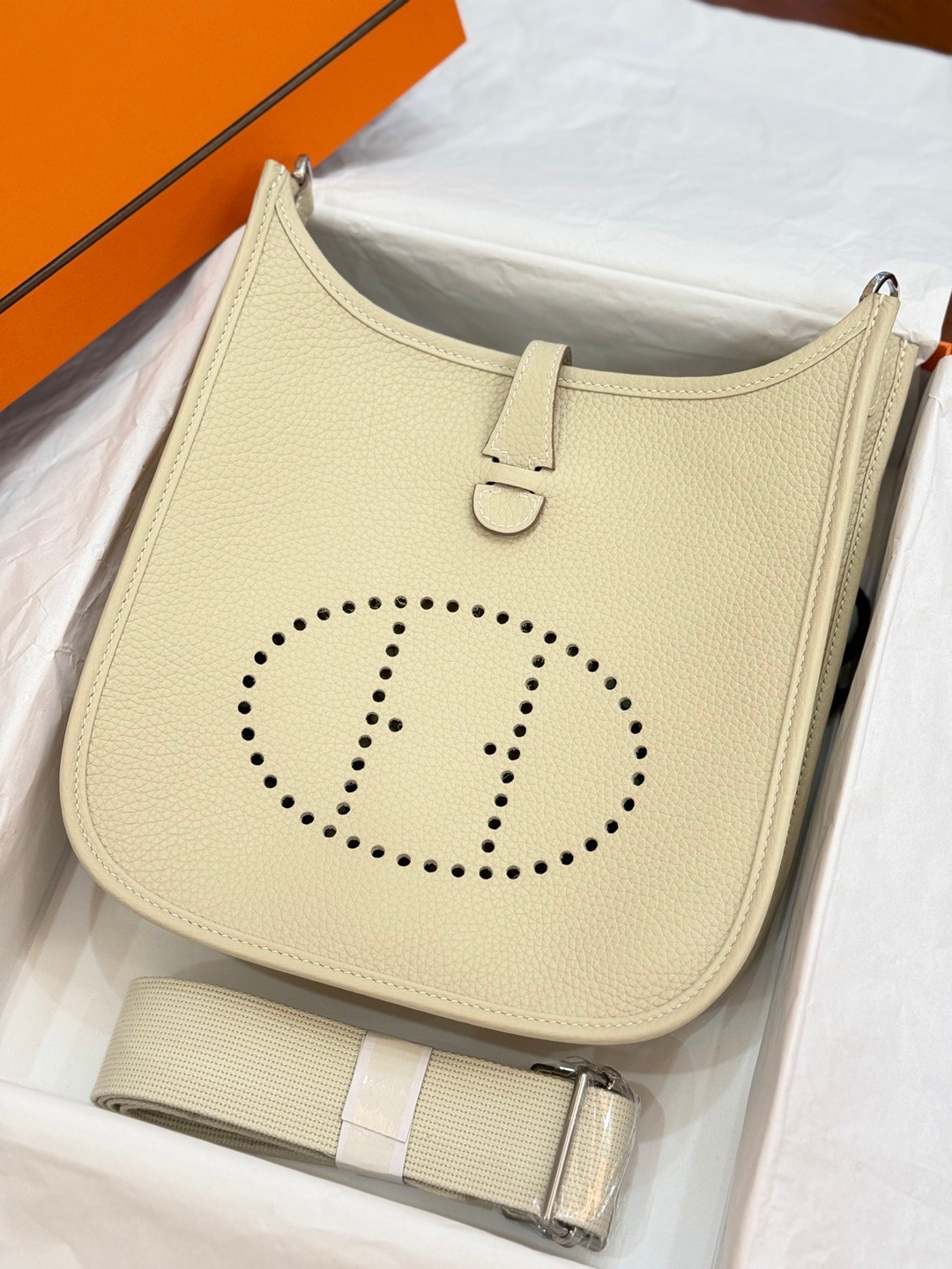 Evelyne 23 TC皮斜背包奶昔白