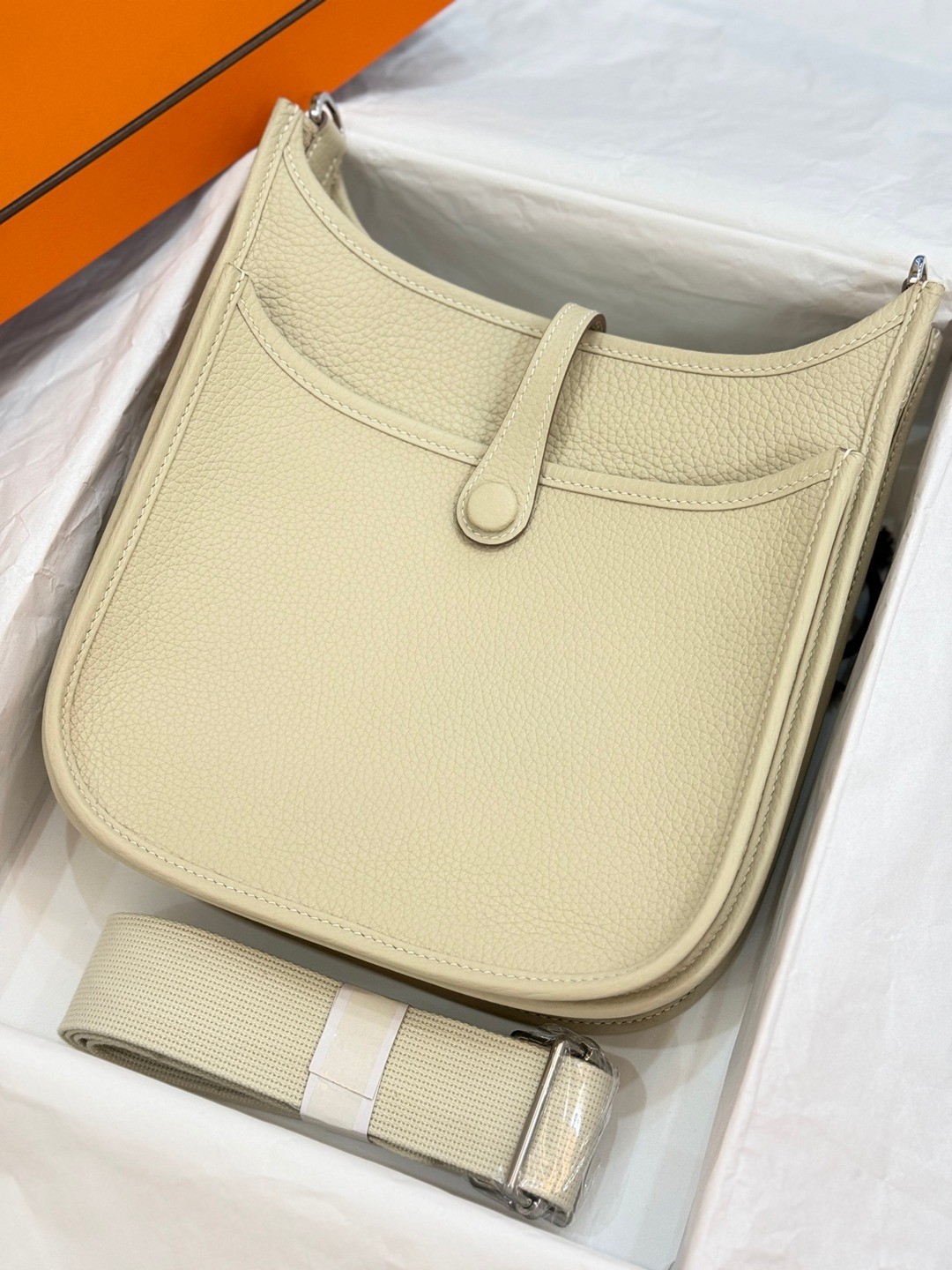 Evelyne 23 TC皮斜背包奶昔白_2