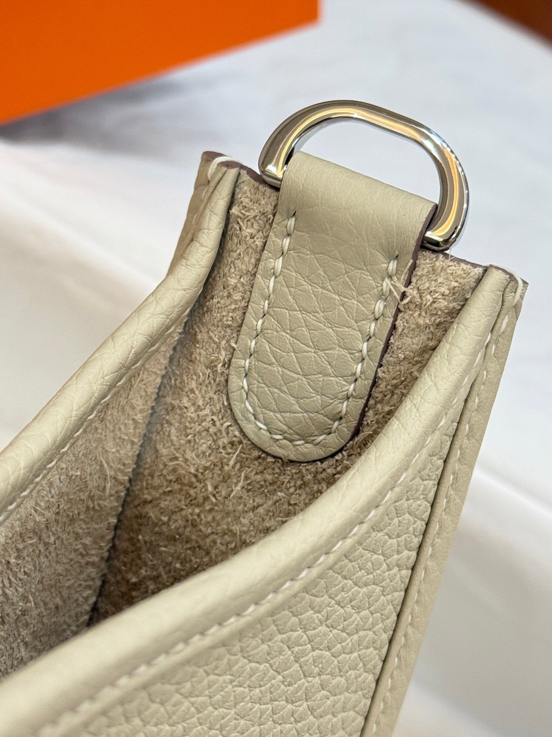 Evelyne 23 TC皮斜背包奶昔白_6