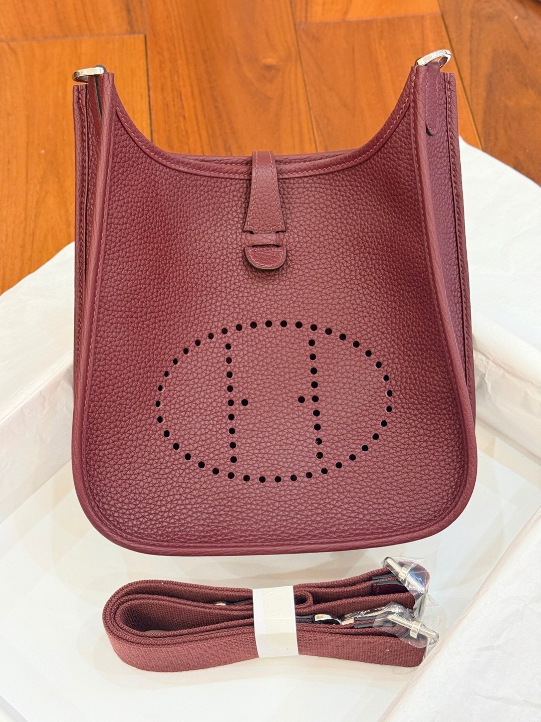 Evelyne 23 TC皮斜背包波爾多酒紅_9