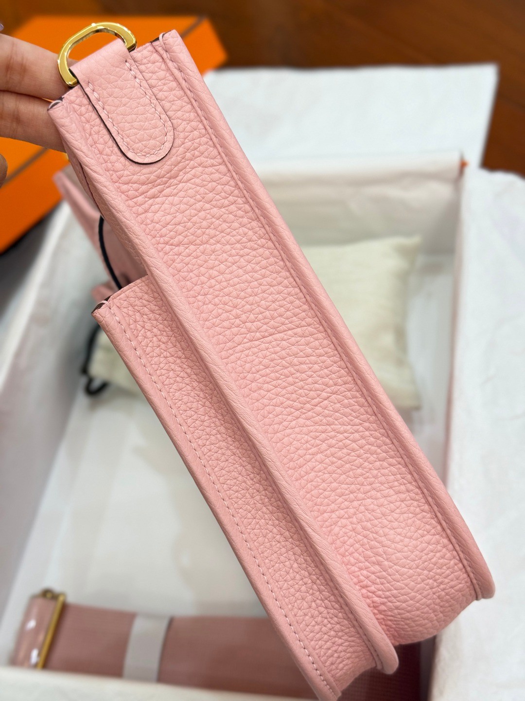 Evelyne 23 TC皮斜背包粉_4