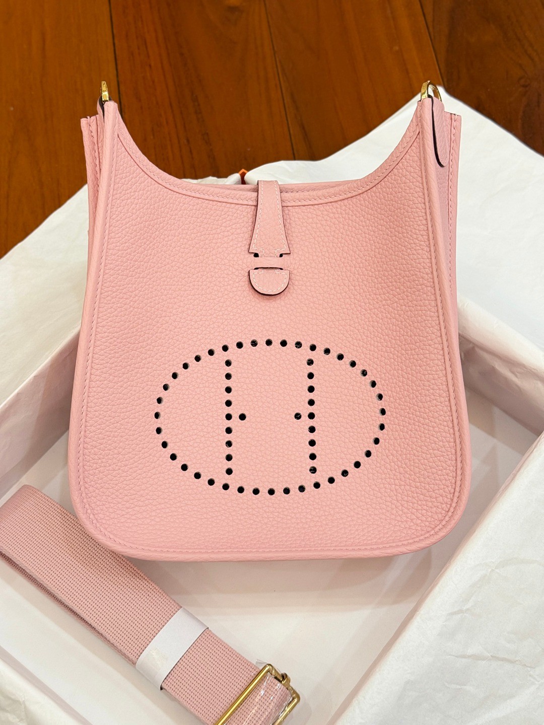 Evelyne 23 TC皮斜背包粉_7