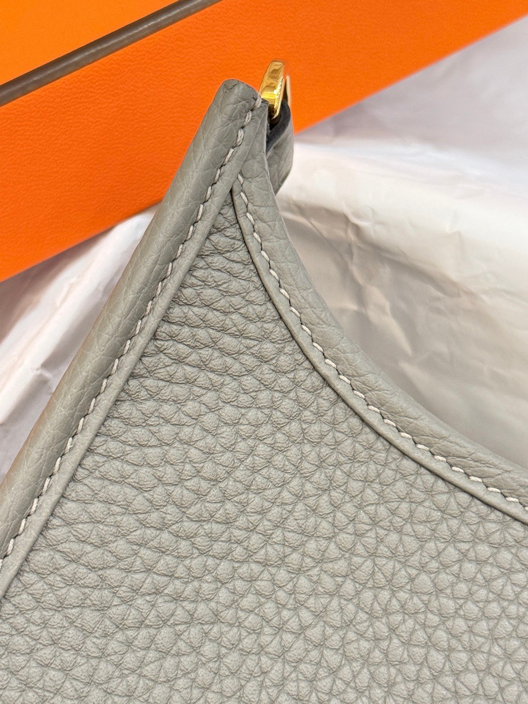 Evelyne 23 TC皮斜背包積雨雲灰_6