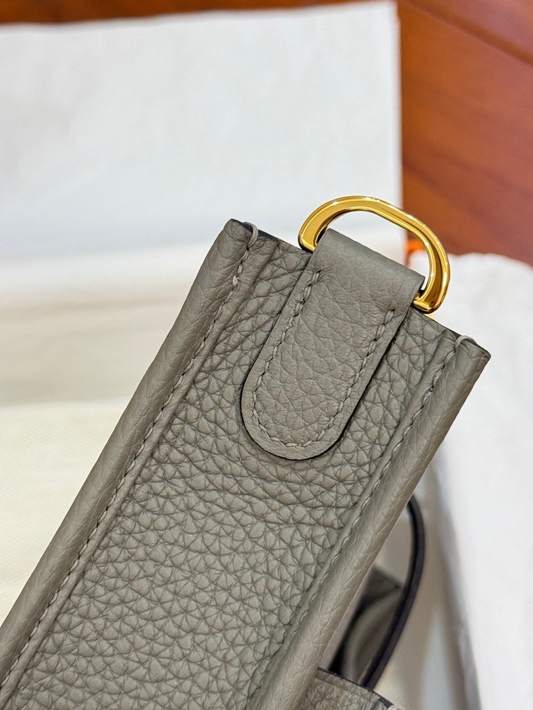 Evelyne 23 TC皮斜背包積雨雲灰_7