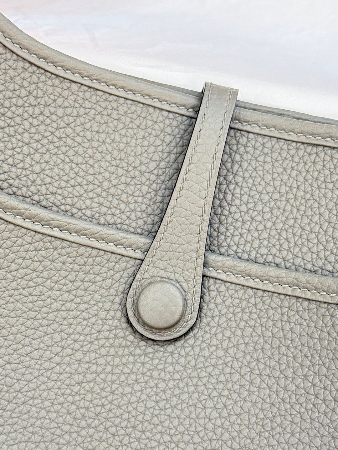 Evelyne 23 TC皮斜背包積雨雲灰_8