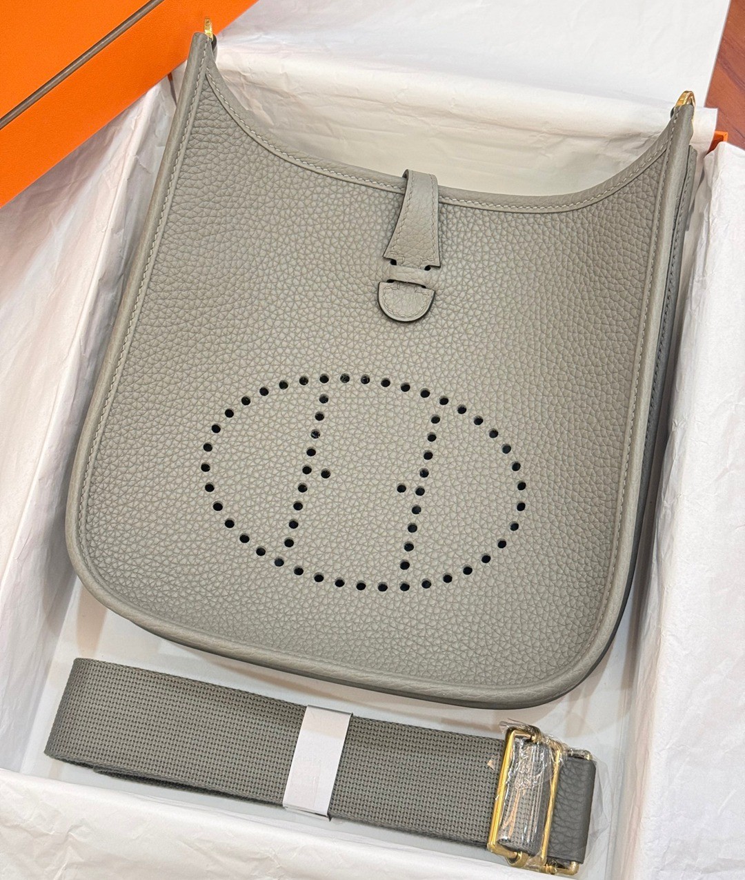 Evelyne 23 TC皮斜背包積雨雲灰