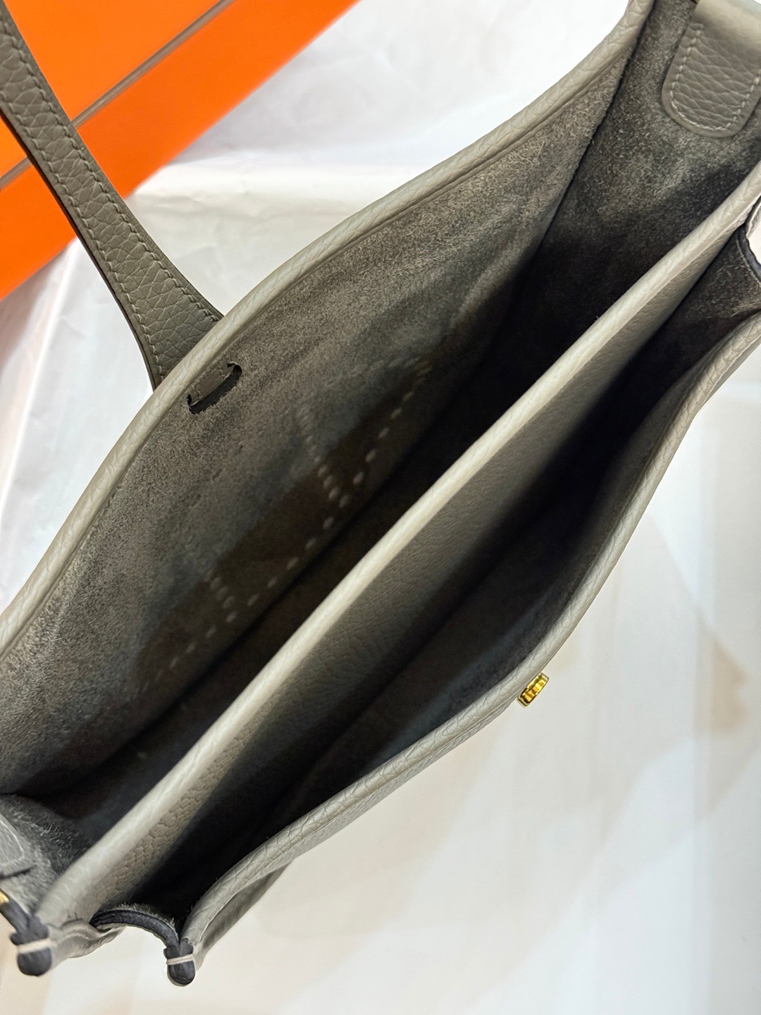 Evelyne 23 TC皮斜背包積雨雲灰_3