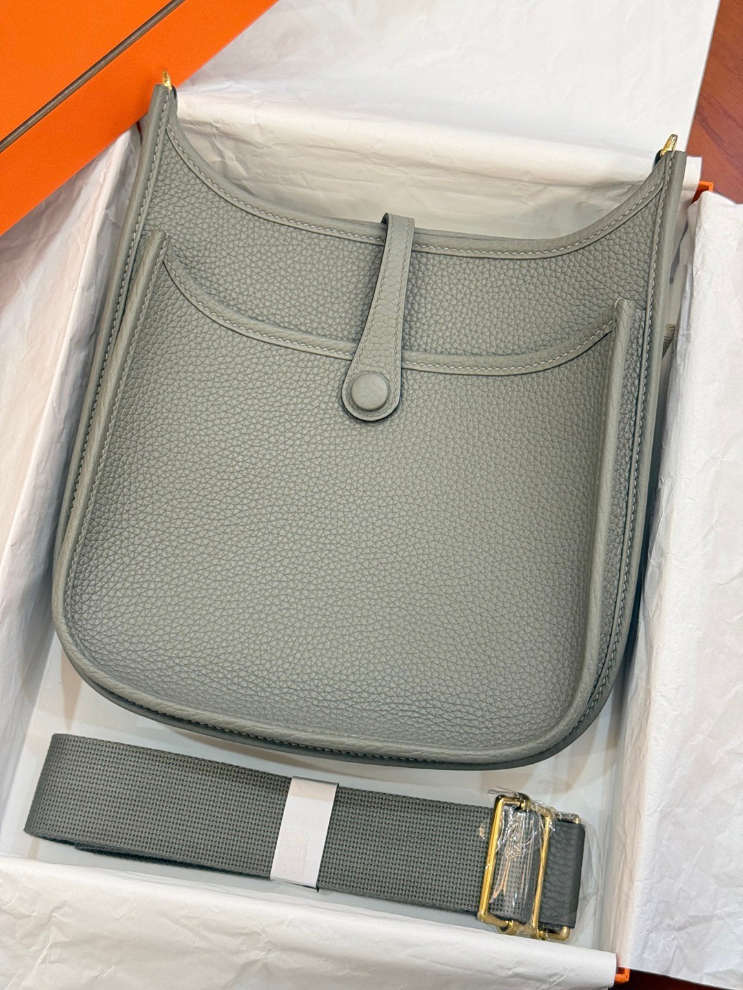 Evelyne 23 TC皮斜背包積雨雲灰_2