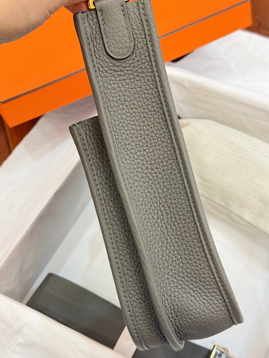 Evelyne 23 TC皮斜背包積雨雲灰_9