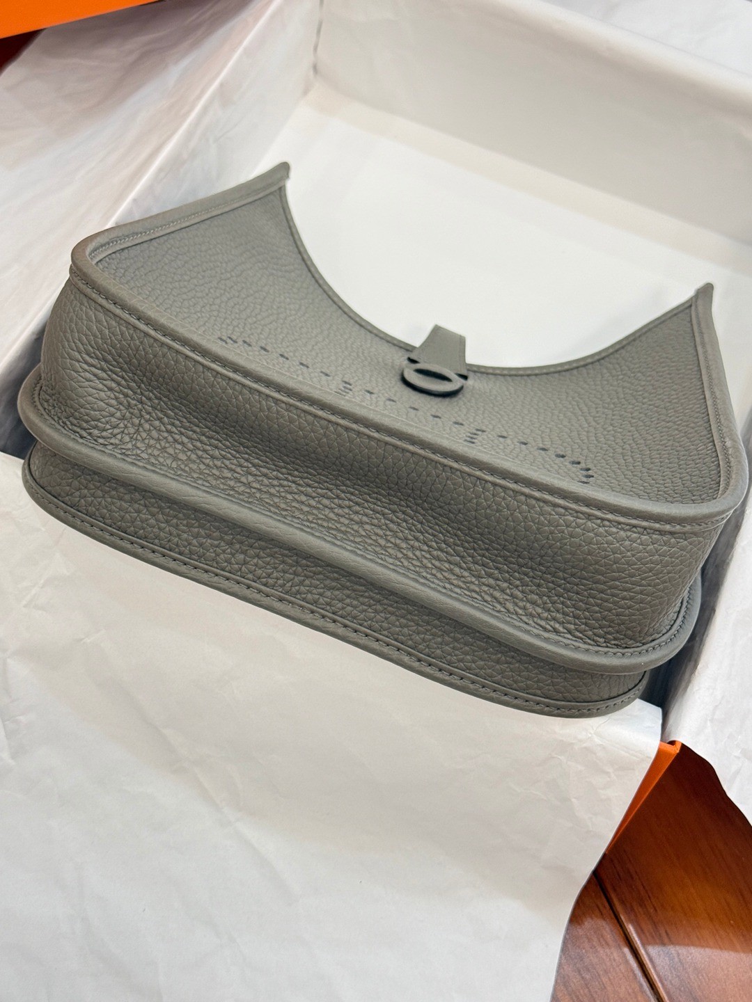 Evelyne 23 TC皮斜背包積雨雲灰_5