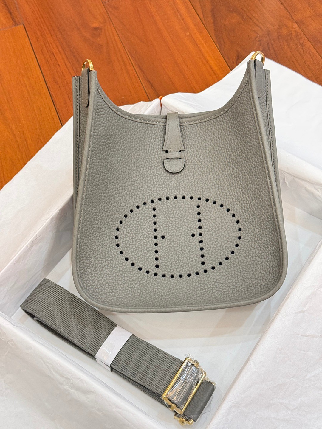 Evelyne 23 TC皮斜背包積雨雲灰_10