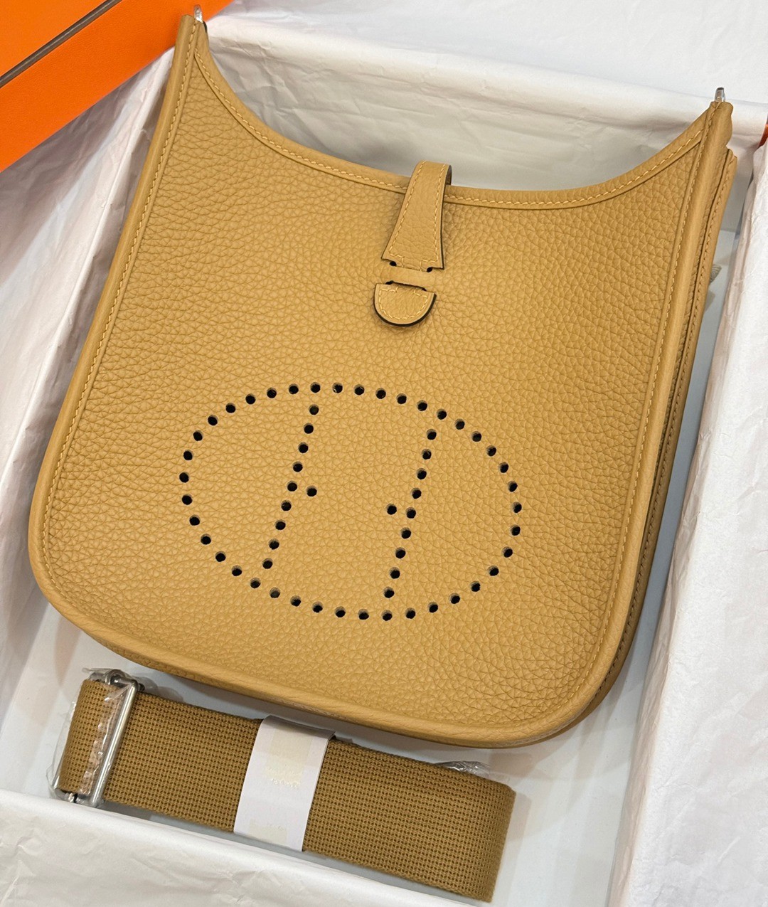 Evelyne 23 TC皮斜背包餅乾色