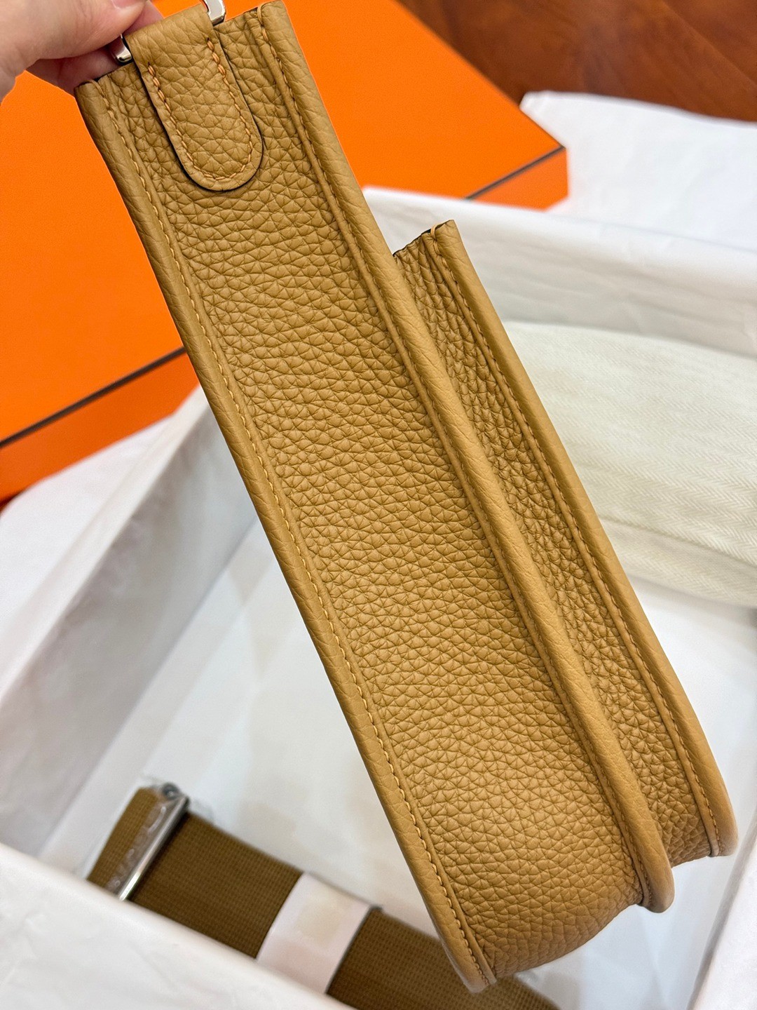 Evelyne 23 TC皮斜背包餅乾色_6