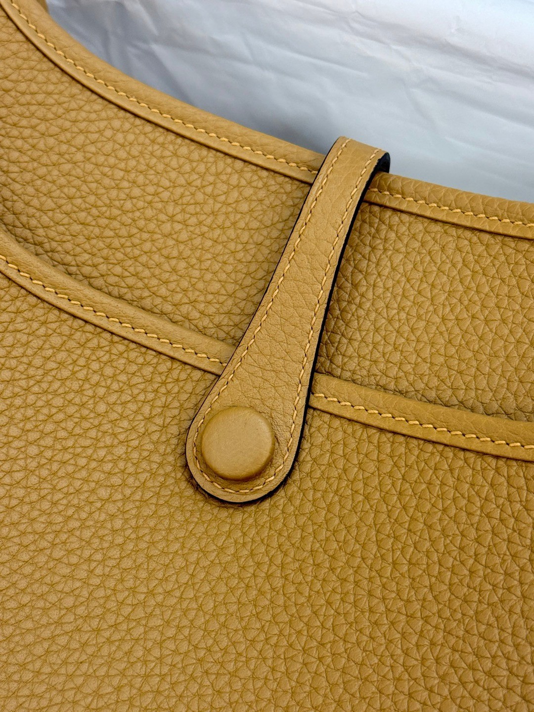 Evelyne 23 TC皮斜背包餅乾色_3