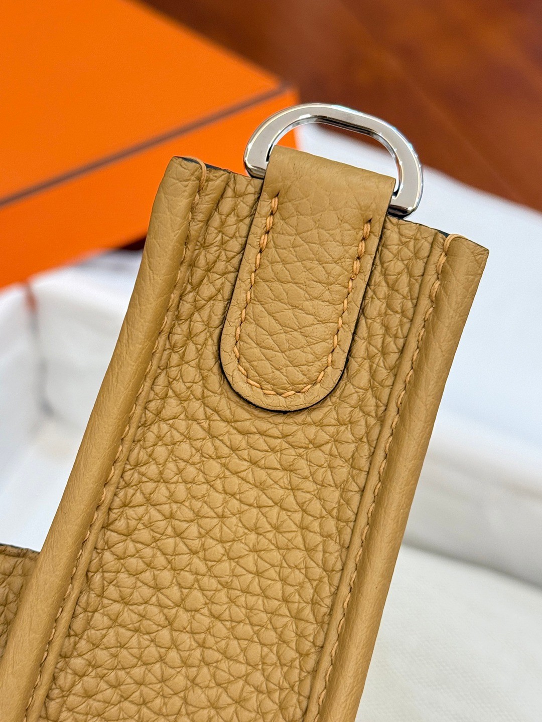 Evelyne 23 TC皮斜背包餅乾色_4