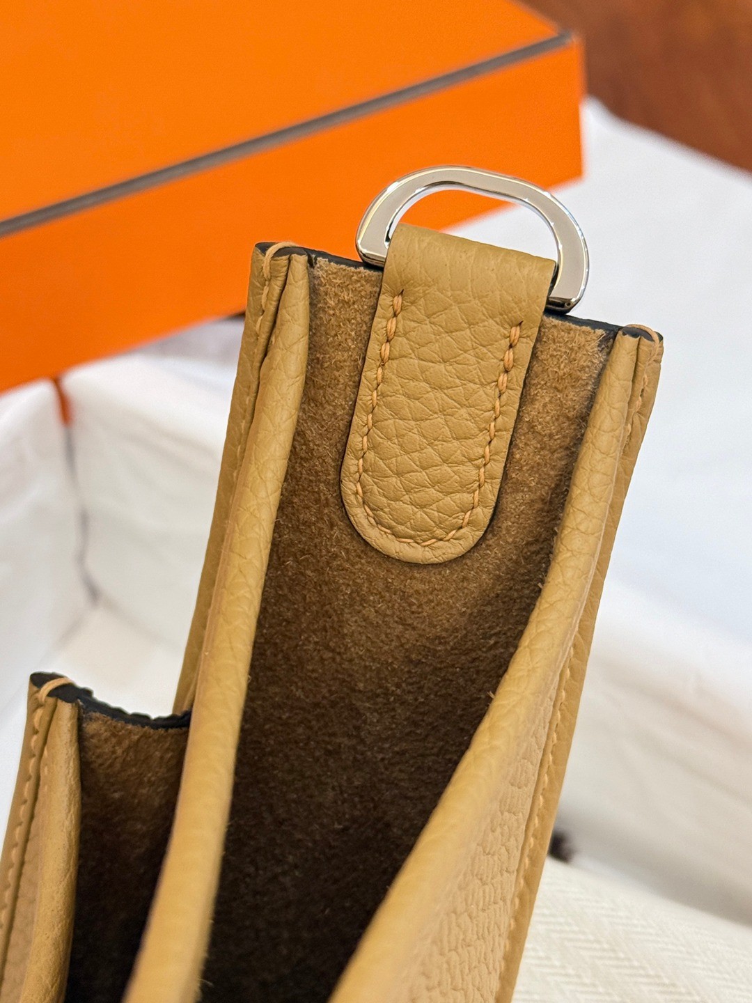 Evelyne 23 TC皮斜背包餅乾色_5