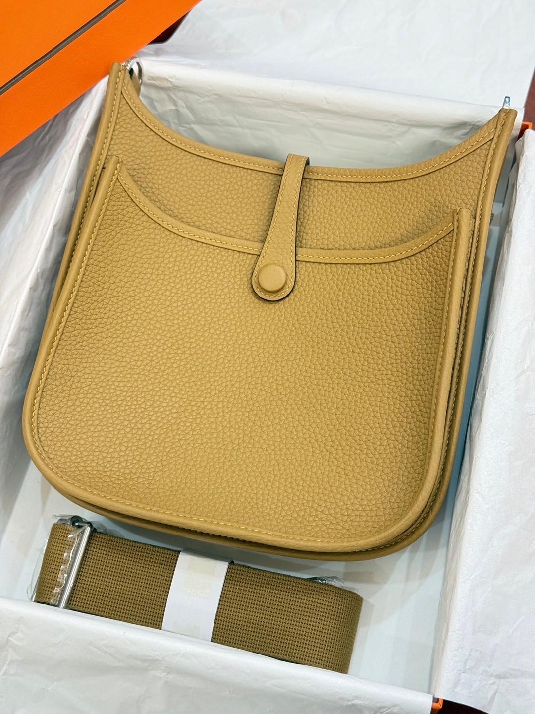 Evelyne 23 TC皮斜背包餅乾色_2