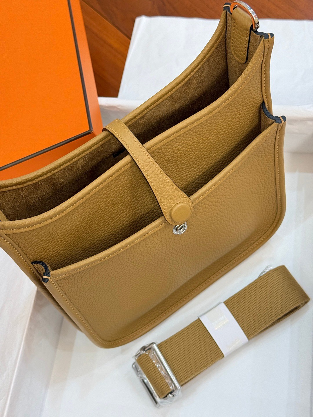 Evelyne 23 TC皮斜背包餅乾色_8