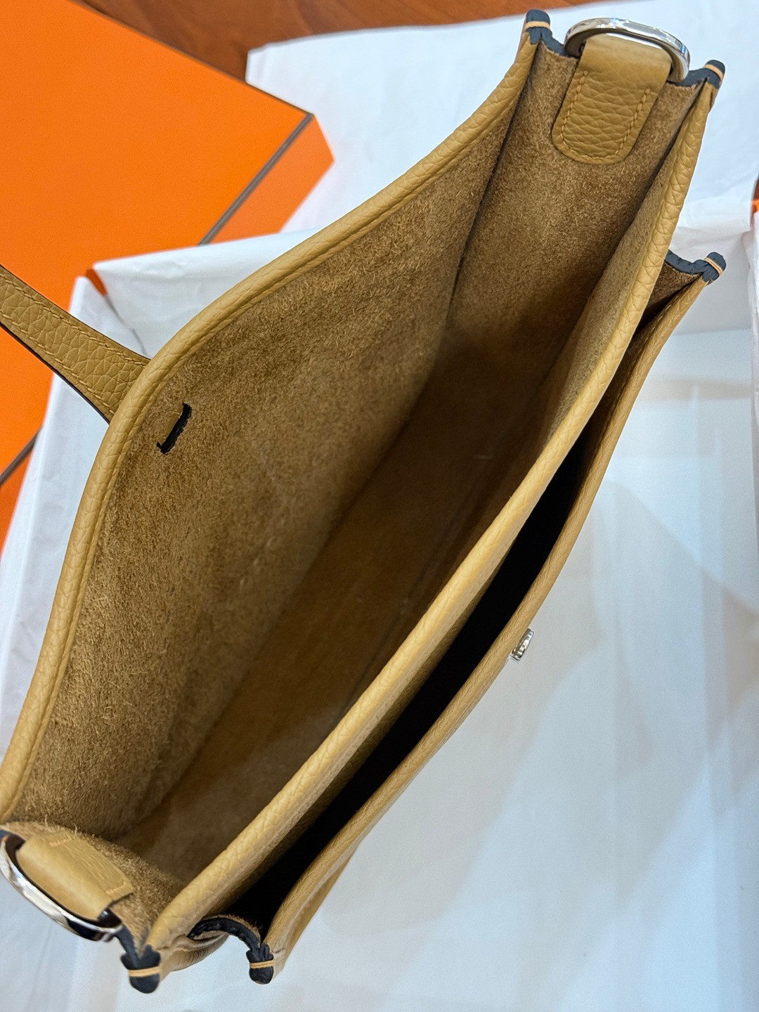 Evelyne 23 TC皮斜背包餅乾色_7