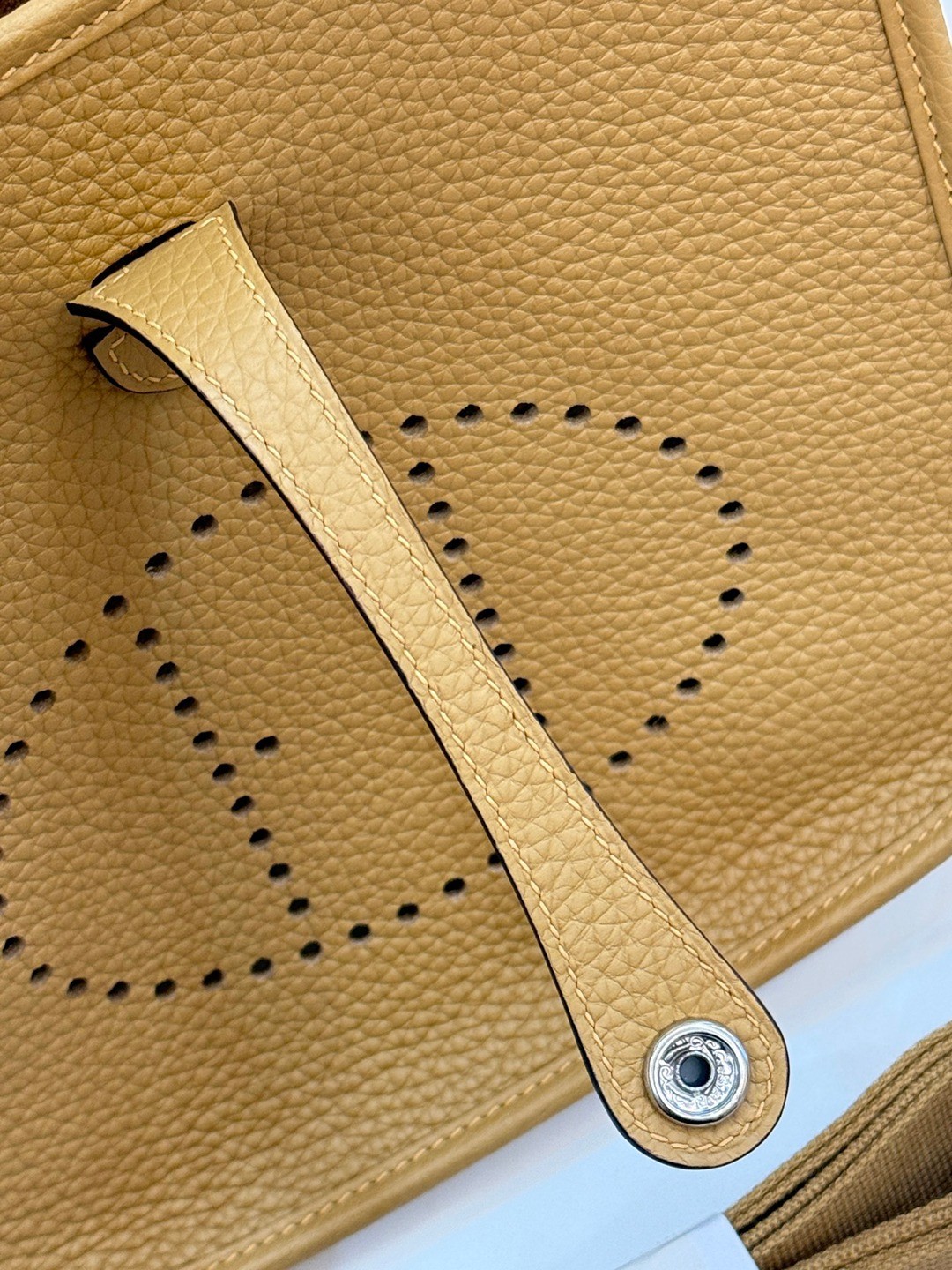 Evelyne 23 TC皮斜背包餅乾色_10