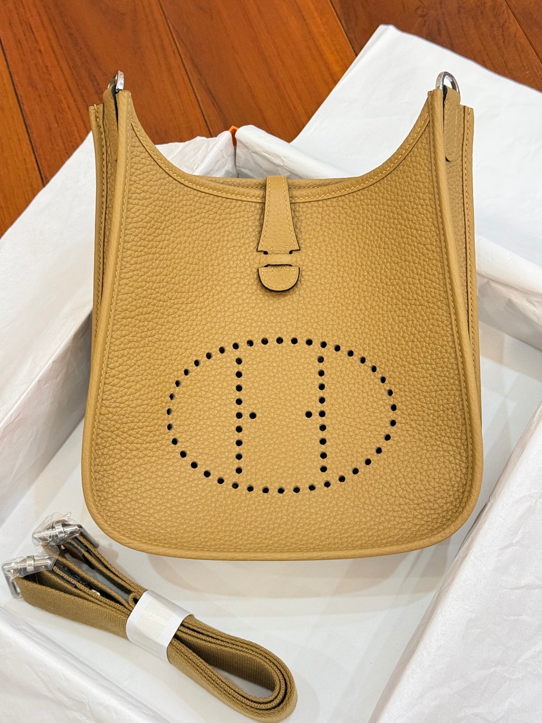 Evelyne 23 TC皮斜背包餅乾色_9