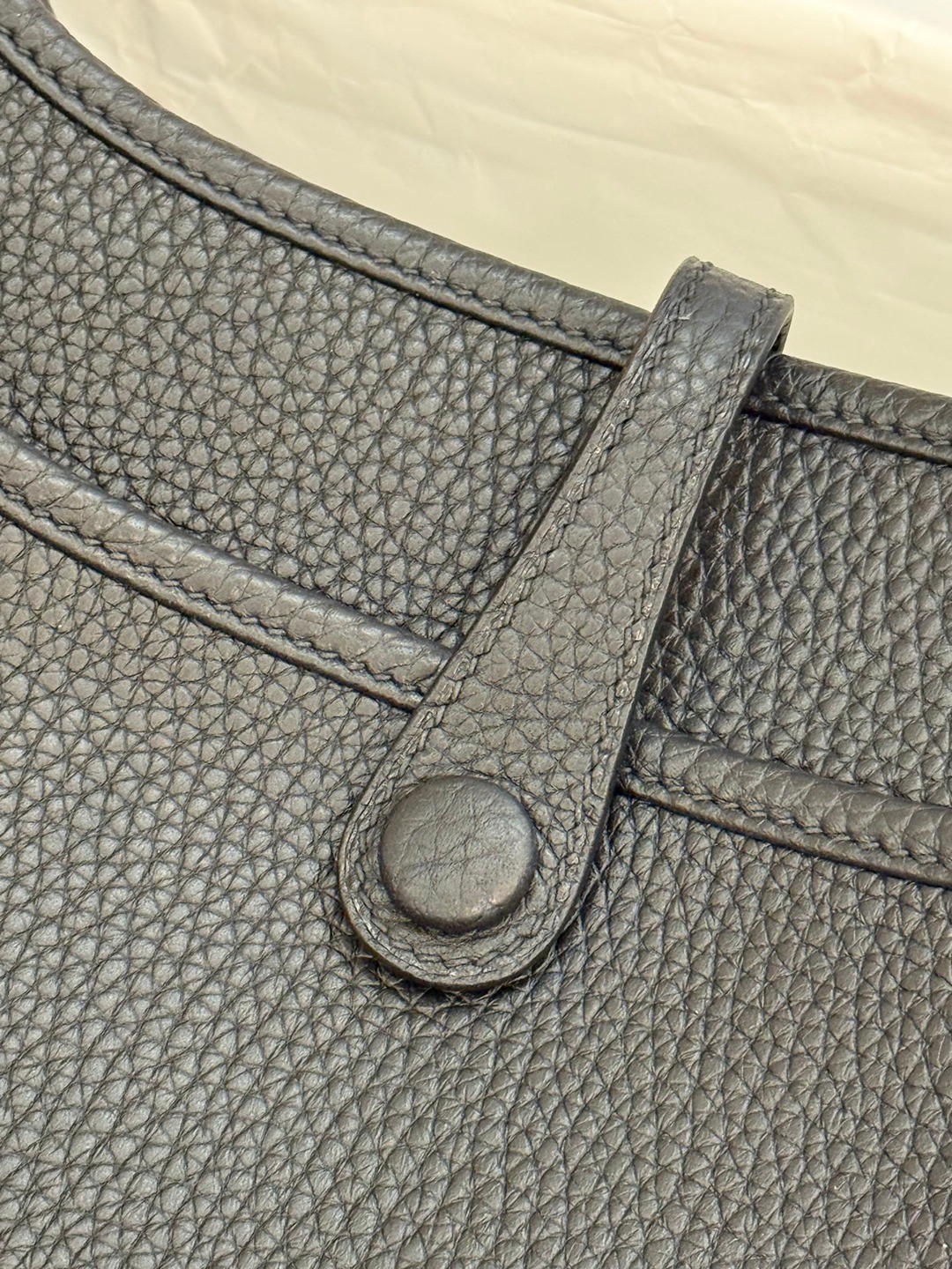 Evelyne 23 TC皮斜背包黑色_3